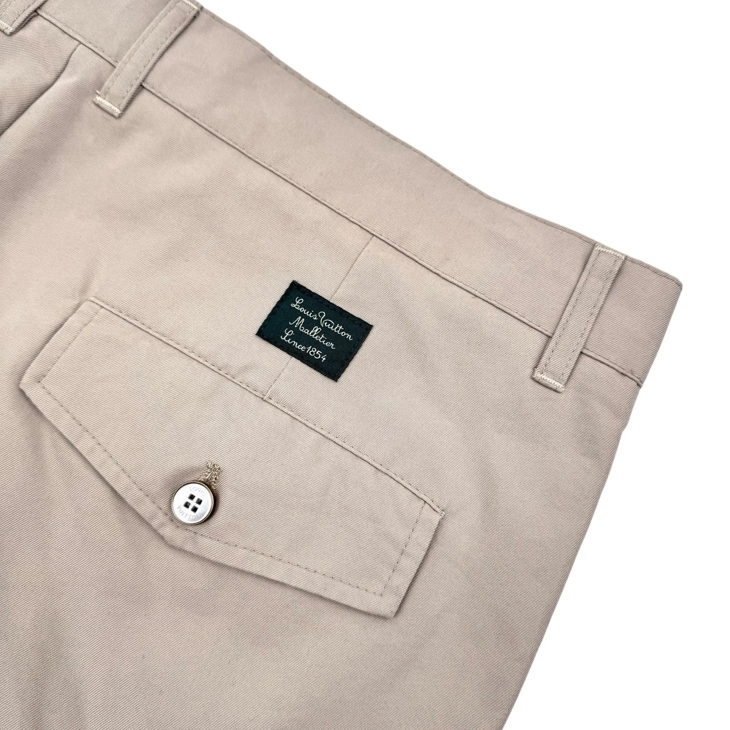 🅿️500 1v Pocket logo embroidered work trousers (khaki). The original purchase was 11,300 and developed. The fabric is made of customized soft light silk sateen. It is soft to the touch and comfortable to the skin. Khaki is the main color. It is low-key but not dull. Simple but has a sense of luxury. Use the flip work pocket as the canvas to reconstruct a pragmatic ritual sense. LV logo embroidery is embellished on it like a secret medal. A leather patch is used as the finishing touch on the back pocket, implying that there is no need to show off because it is luxury in itself, a low-key statement of power. The workwear gene is infused with luxury DNA, unlocking thousands of fashion codes, using imported machine embroidery technology. Using advanced computer control systems and precision mechanical parts to realize the Louis Vuitton embroidery logo operation with high precision. The lines are smooth and delicate. The template machine opens the bag. The preset template guides the position, shape and size of the bag. The accuracy ensures the quality of the bag opening effect, soft light washing process. Through specific chemical and logistical treatments, the surface of the fabric is given a soft luster, adding a touch of gentleness. Size:48-50-52-54